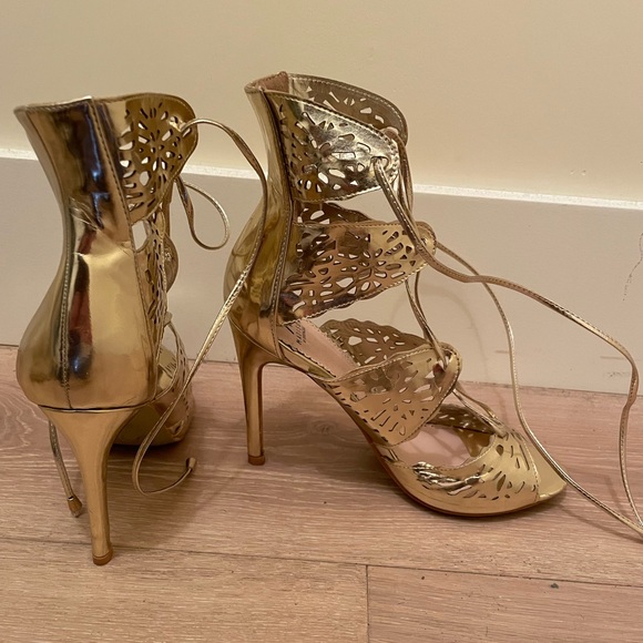 Gold strappy heels with ties & laser cutouts - Picture 2 of 2